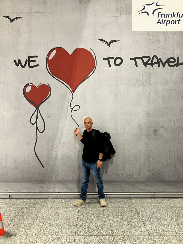 Guino vor einem Wandgraffiti in der Frankfurter Flughalle