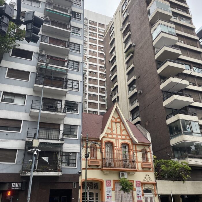 Buenos Aires historisch zwischen Hochhäusern